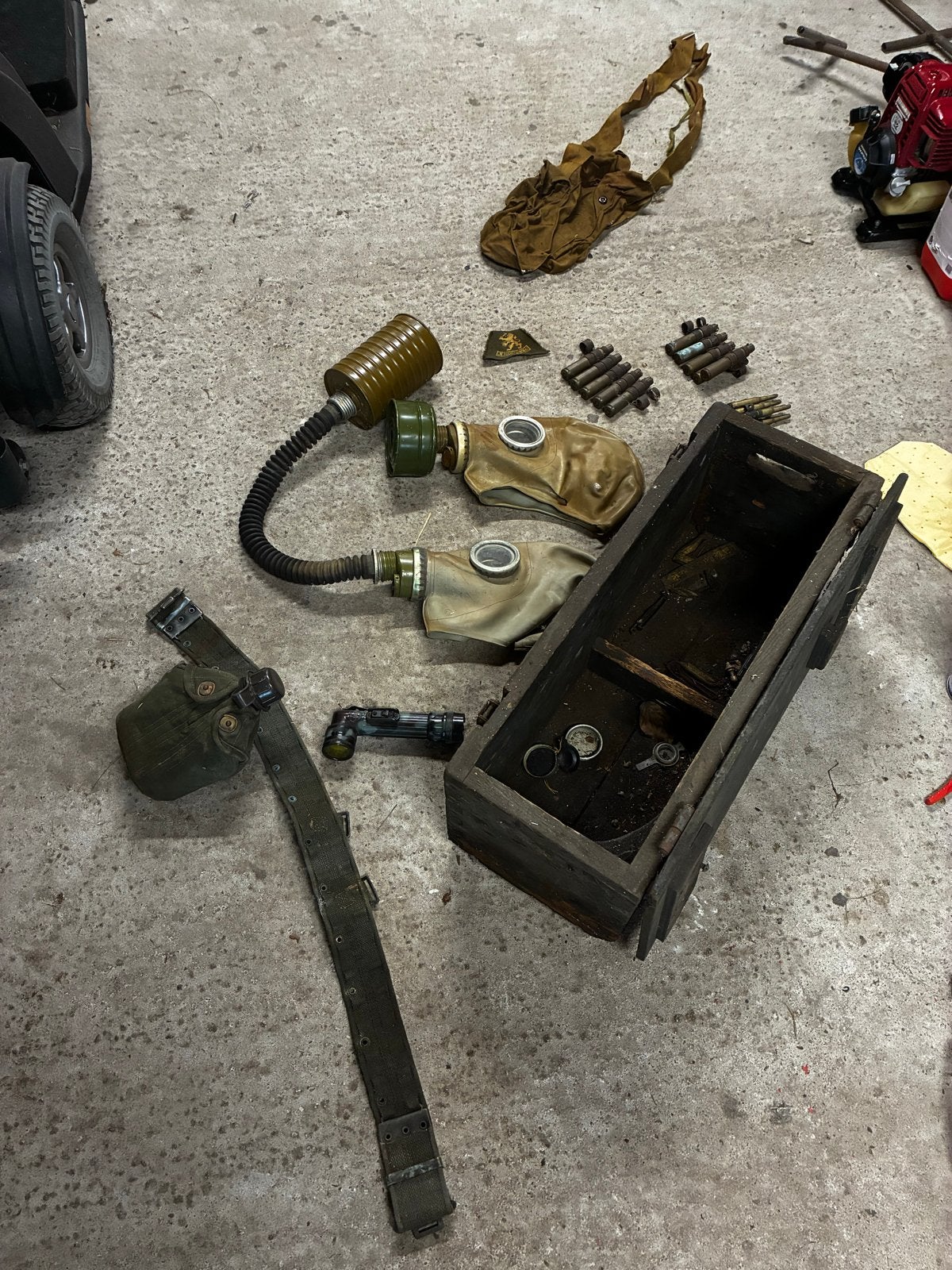 Militaria Collectie: Helm, Gasmaskers, Munitiekist en Meer, Ophalen of Verzenden, Overige soorten, Overige gebieden, Helm of Baret