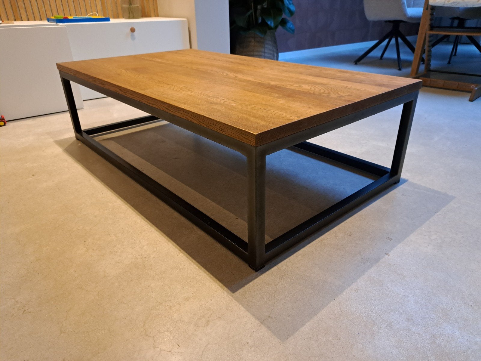Salontafel met massief eiken blad en stalen onderstel, Ophalen, Gebruikt, 100 tot 150 cm, Eikenhout