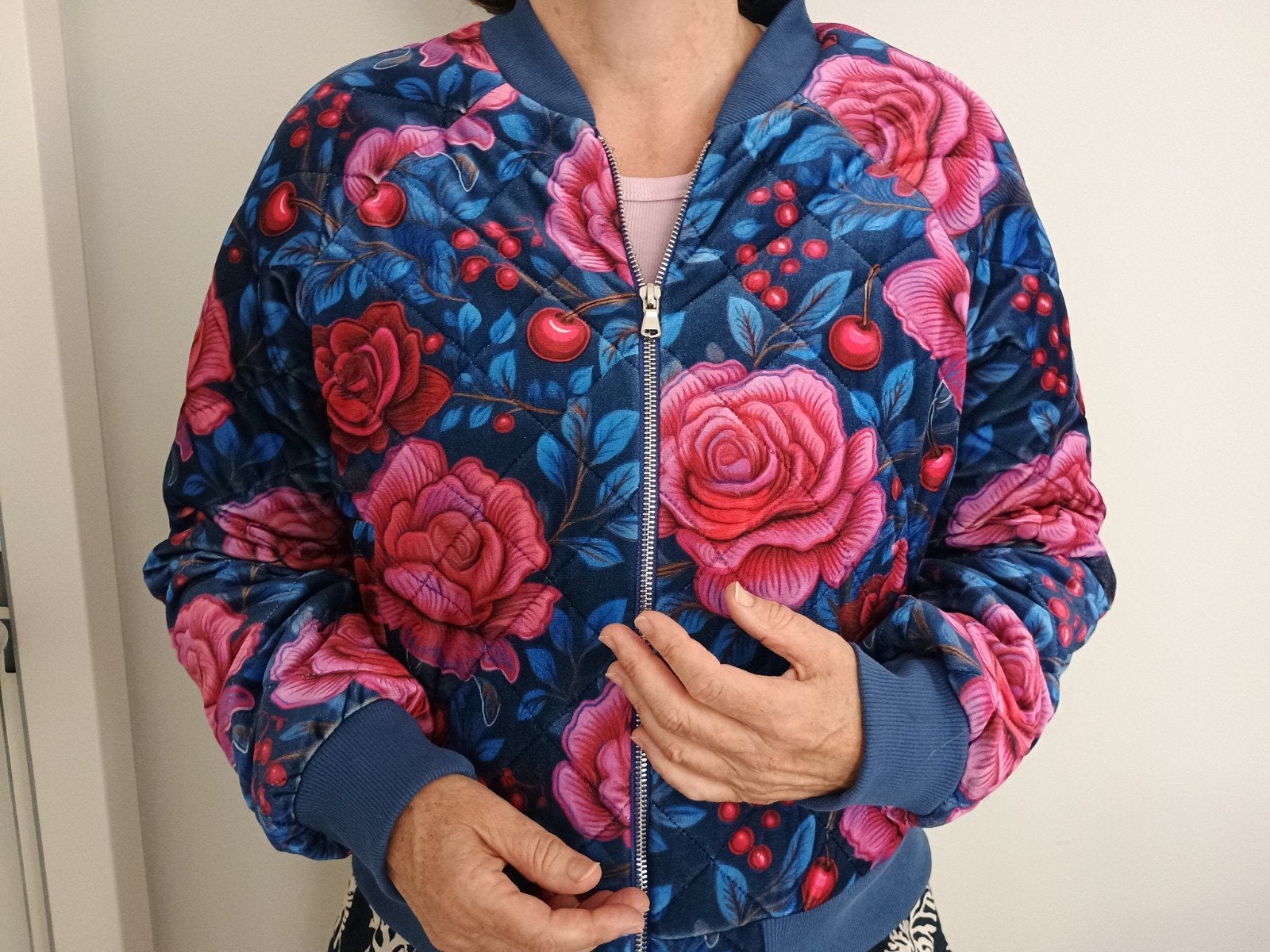 Tante Betsy bomberjack  van velours en bloemenprint, Kleding | Dames, Maat 38/40 (M), Tante Betsy, Meerkleurig, Ophalen of Verzenden