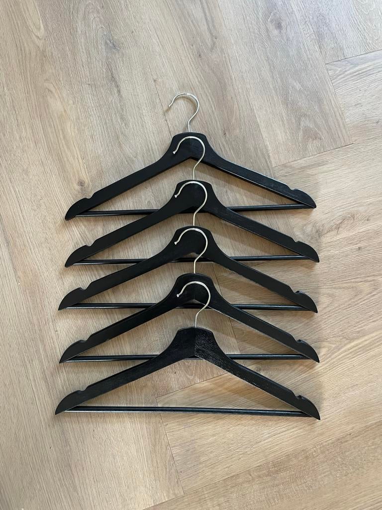 40 zwarte kledinghangers van hout, Ophalen of Verzenden, Zo goed als nieuw, Hout, Volwassenen