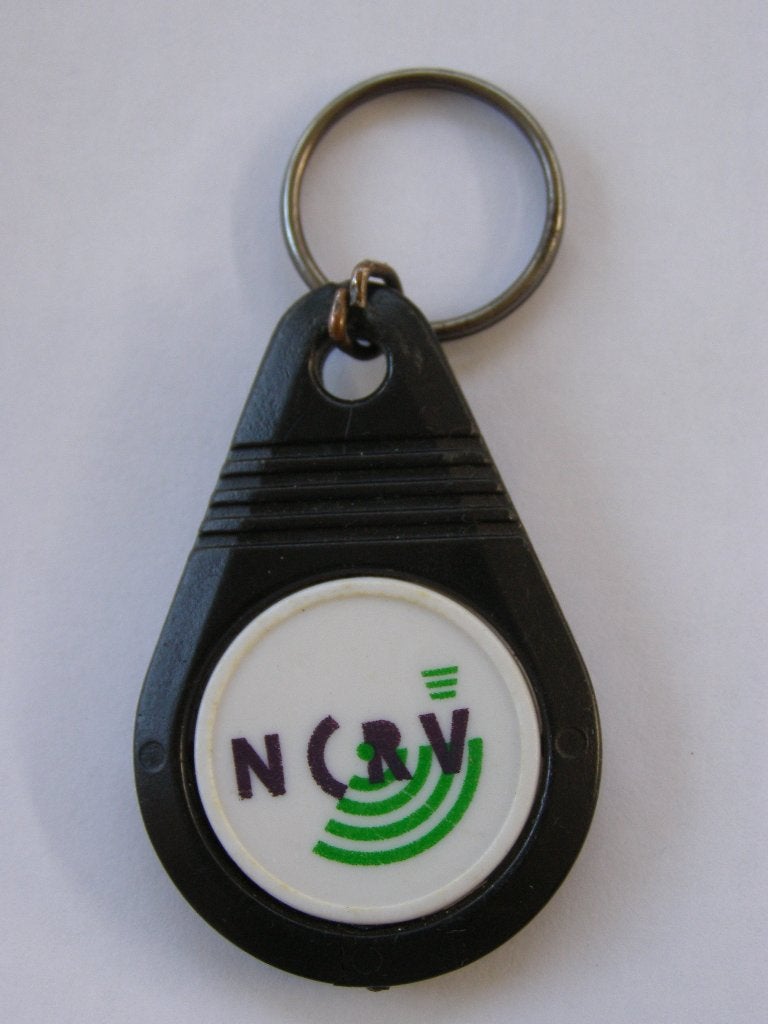 Sleutelhanger NCRV; jaren ’80, wit - groen - zwart logo, Verzamelen, Ophalen of Verzenden, Gebruikt, Merk