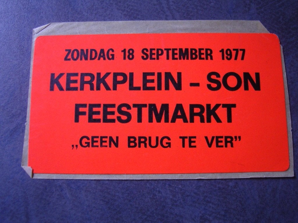 sticker son 1977 kerkplein feestmarkt geen brug te ver, Ophalen, Zo goed als nieuw