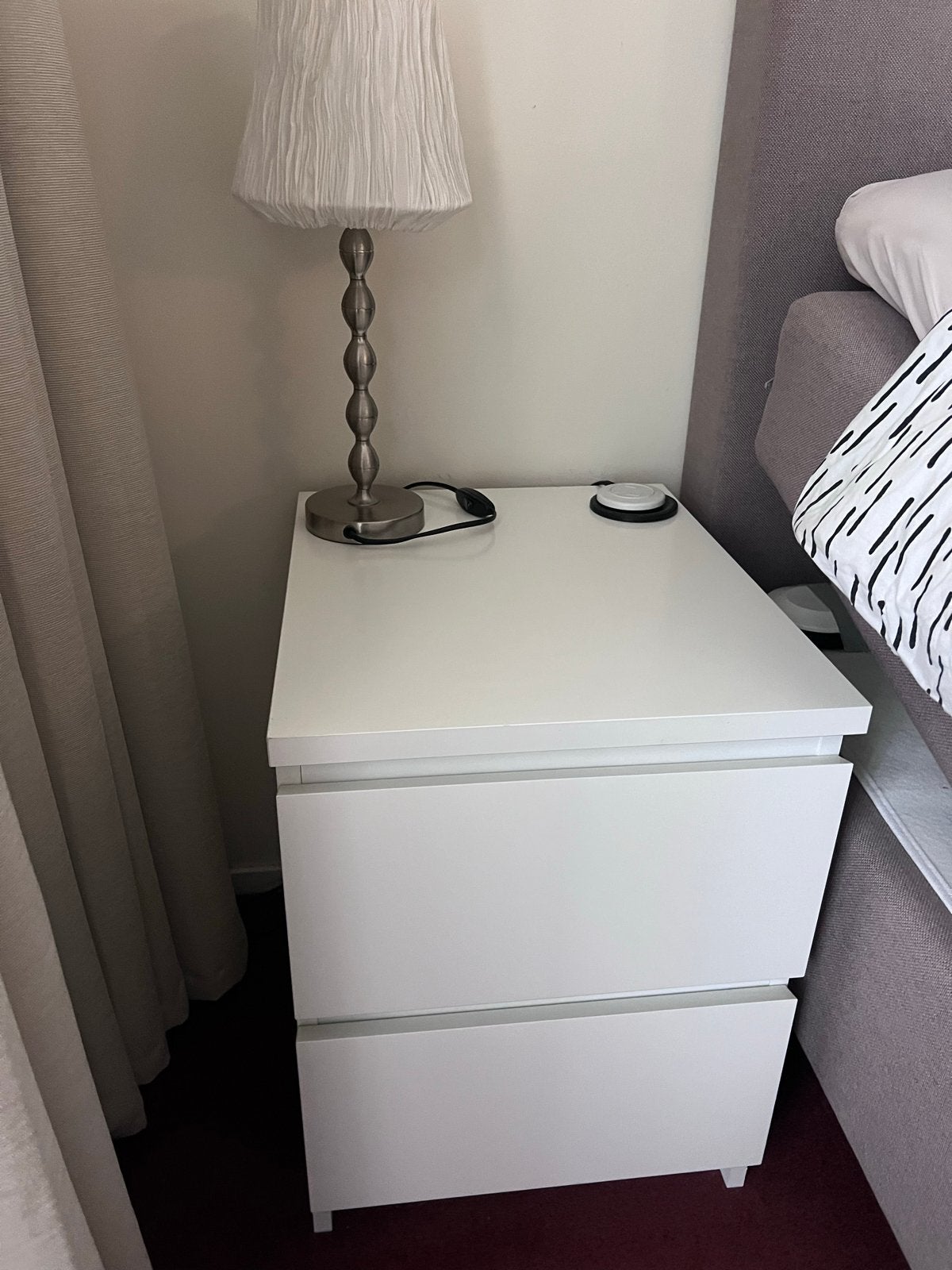 2 witte nachtkastjes met 2 lades inclusief lamp, Ophalen, Gebruikt, Minder dan 45 cm, 55 tot 70 cm