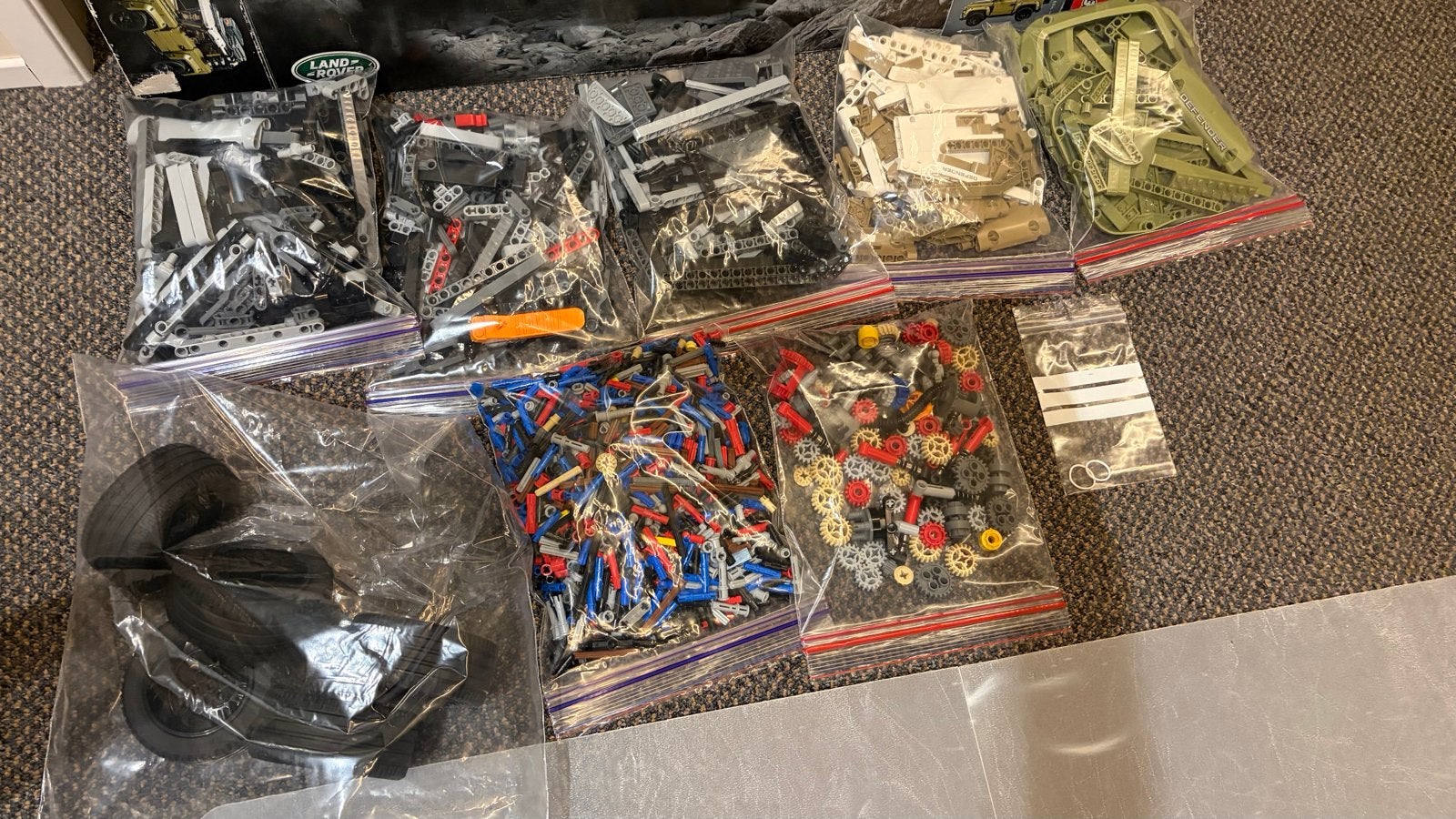 Foto 7 van LEGO Technic 42110 Land Rover Defender (compleet)