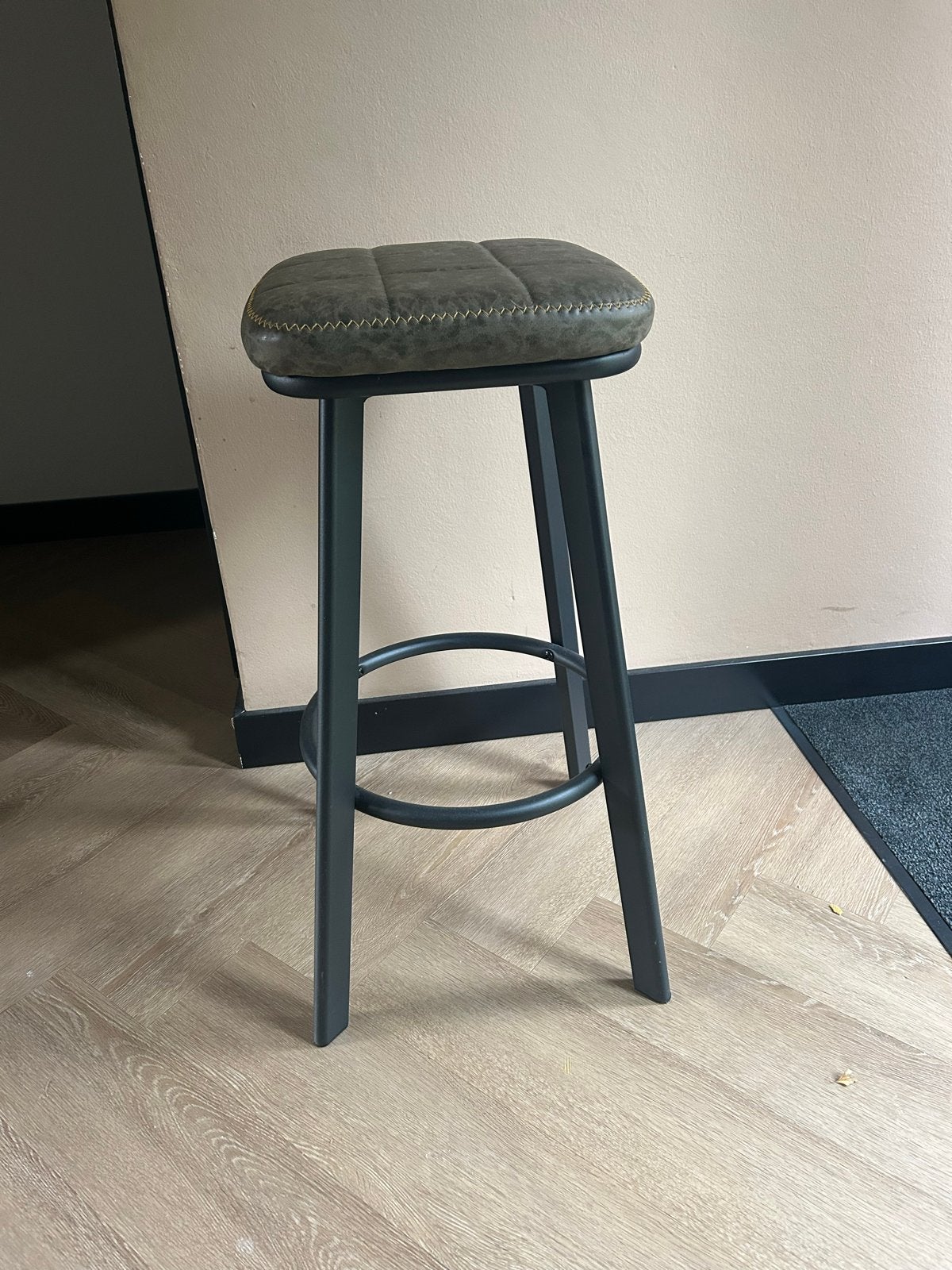 Moderne barkruk met groen leren zitting, Huis en Inrichting, Ophalen, Met voetsteun, 60 tot 90 cm, Zo goed als nieuw