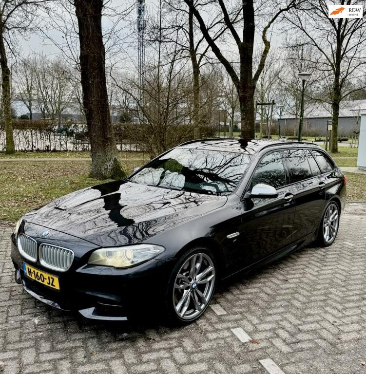 BMW 5-serie Touring M550XD| pano| trekhaak afneembaar|, Automaat, Dealer onderhouden, Gebruikt, Euro 6