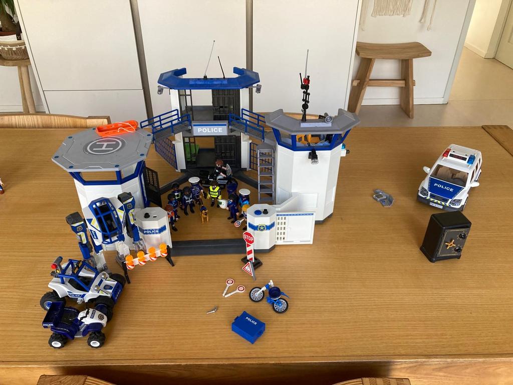 Playmobil Politiebureau met Helikopter en Accessoires, Ophalen of Verzenden, Zo goed als nieuw, Jongen of Meisje