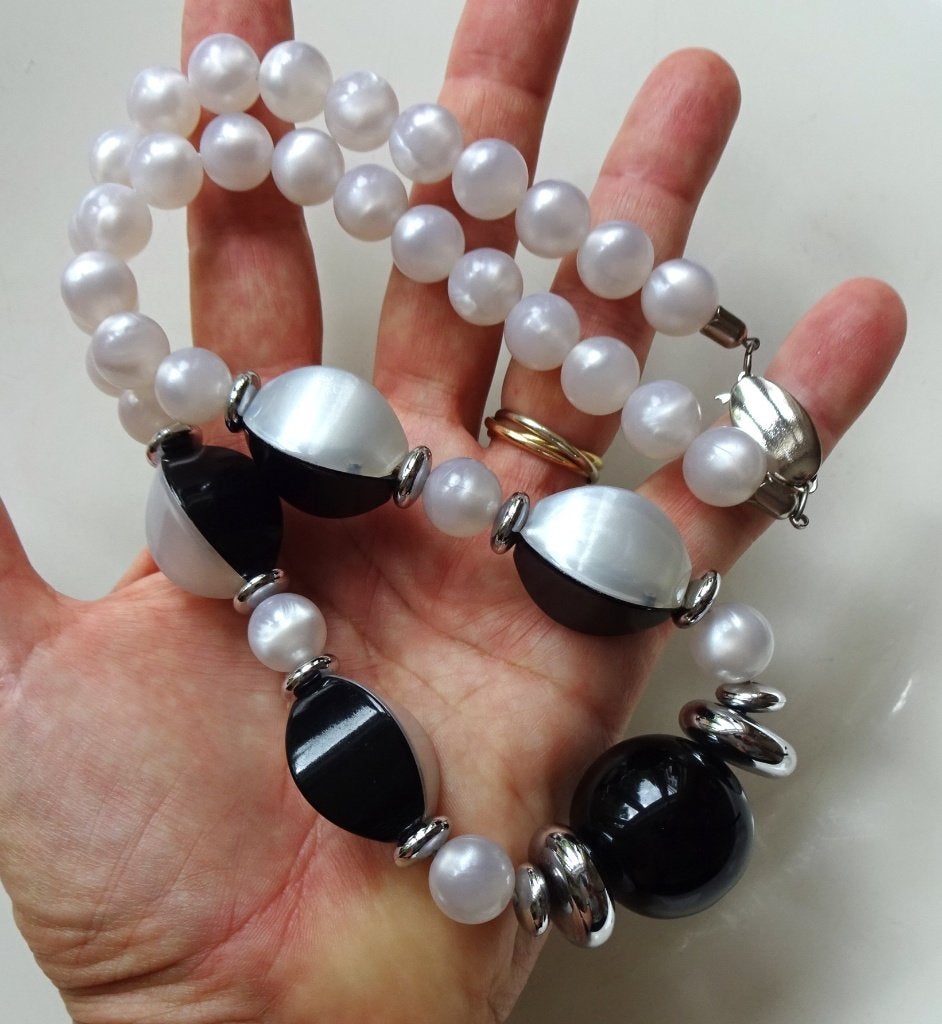 Jaren '60 lucite kralen ketting: zwart / wit, Sieraden, Tassen en Uiterlijk, Ophalen of Verzenden, Overige materialen, Ketting