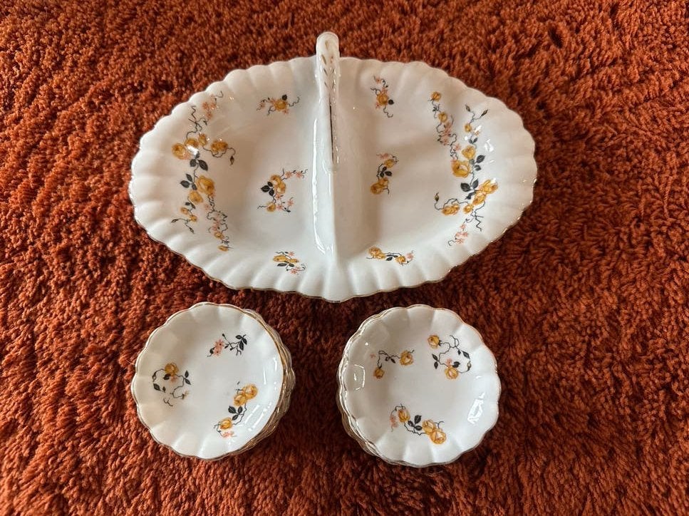 Petit-four set wit proselein met gele rozen, Antiek en Kunst, Ophalen