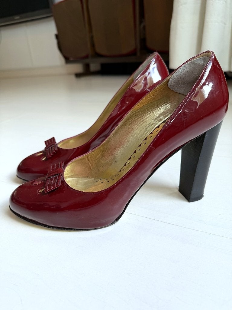 Juicy Couture pumps bordeaux lakleer met strikje, maat 41, Pumps, Verzenden, Juicy Couture, Gedragen