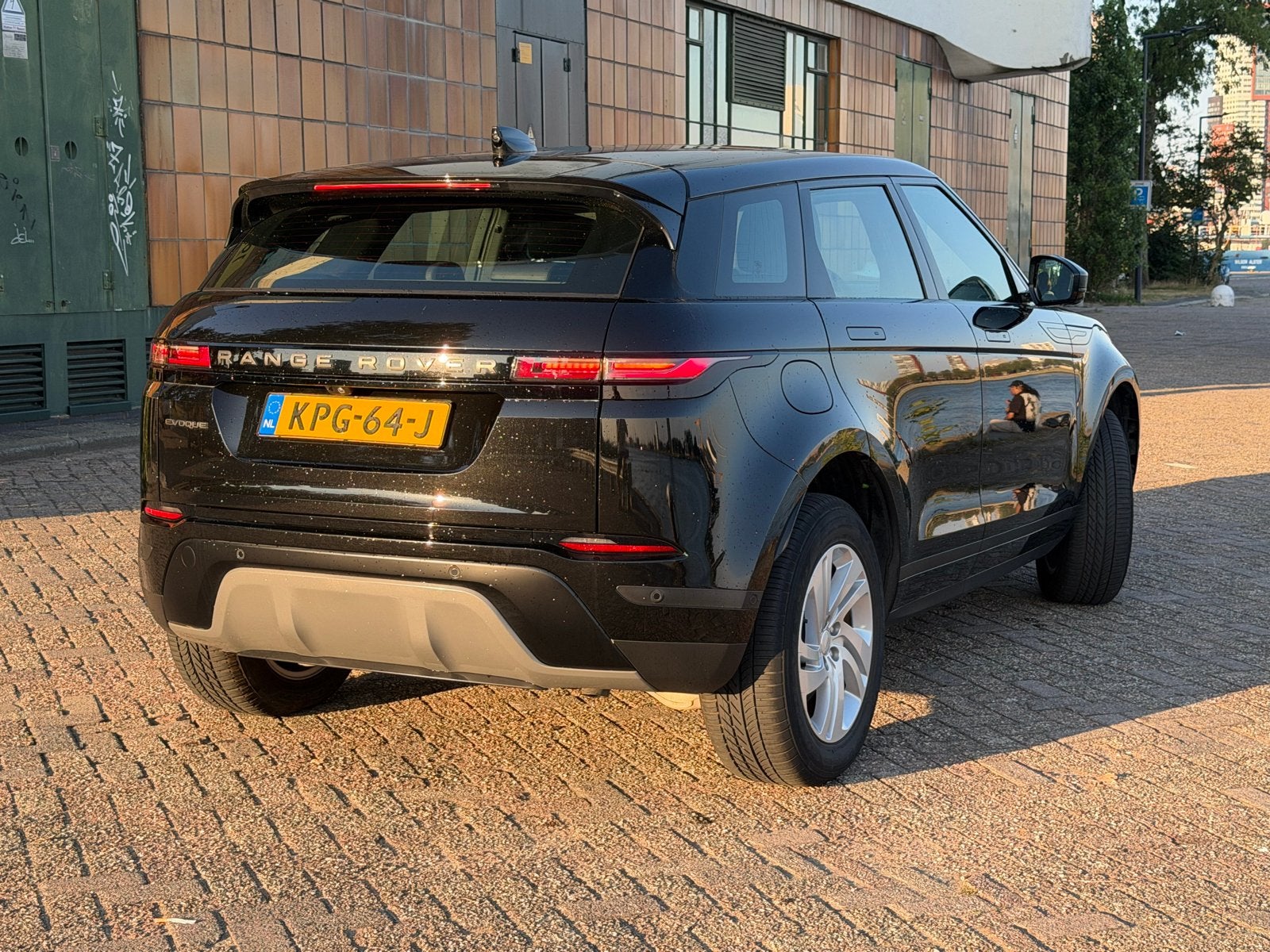 Met garantie: Evoque P300e 309pk Phev AWD Aut 2024, Auto's, Automaat, 1498 cc, Zwart, Plug-in hybride