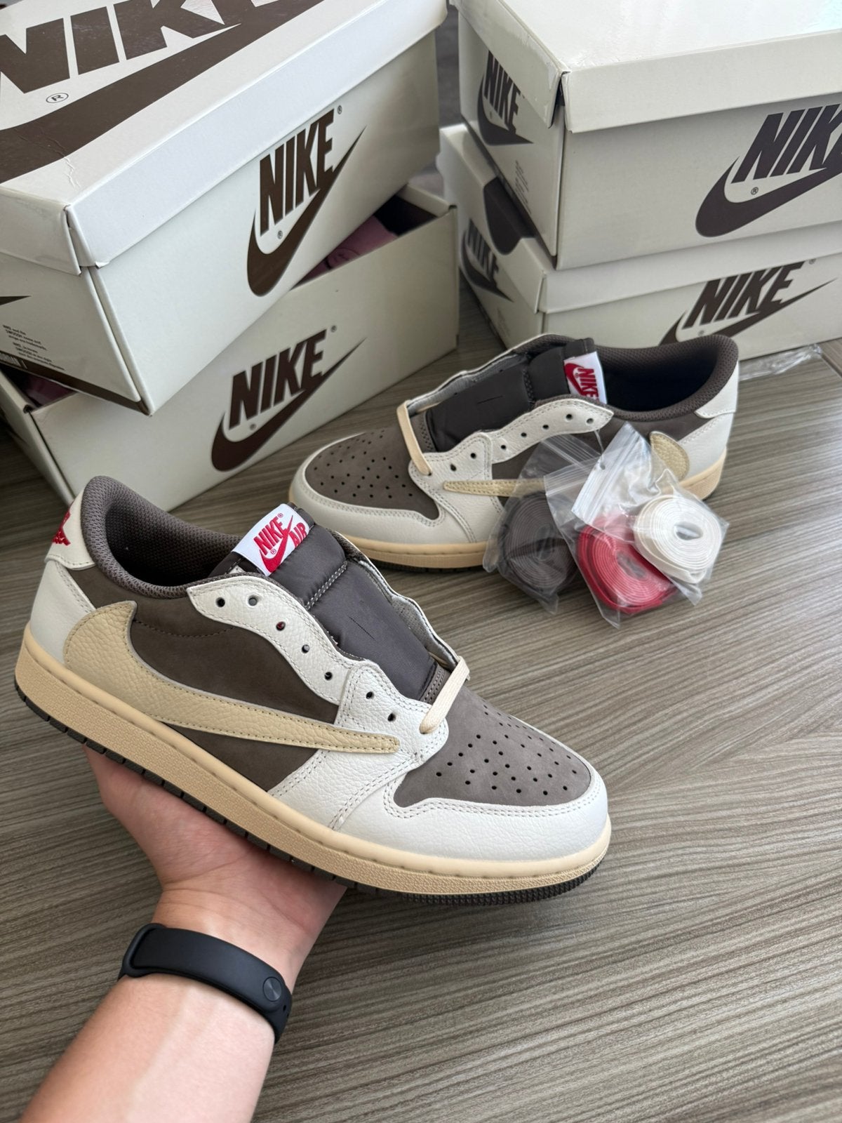 Nike - Jordan 1 Low Travis Scott Reverse Mocha - Sneakers, Ophalen of Verzenden, Nieuw, Bruin