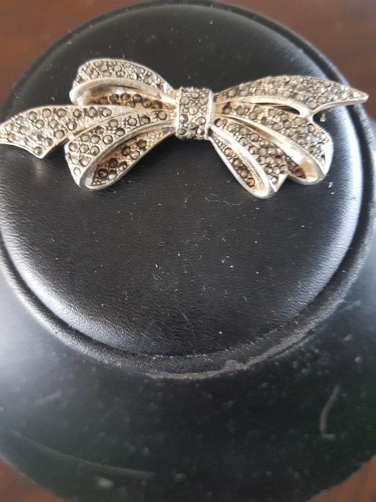 1e gehalte zilveren strikbroche met markasiet, Nieuw, Ophalen of Verzenden, Met edelsteen, Zilver