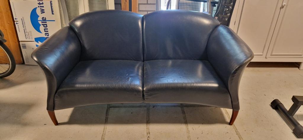 Comfortabele 2-zitsbank van donkerblauw leer, Huis en Inrichting, Ophalen, Gebruikt, 150 tot 200 cm, Tweepersoons