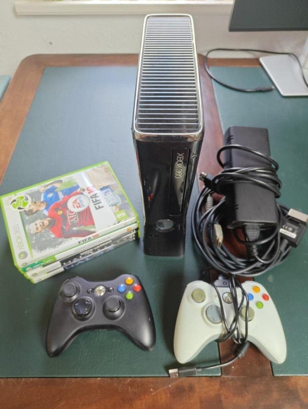 Xbox 360 S incl 2 controllers en 5 games, 2 spelers, Ophalen of Verzenden, Gebruikt, Vanaf 3 jaar
