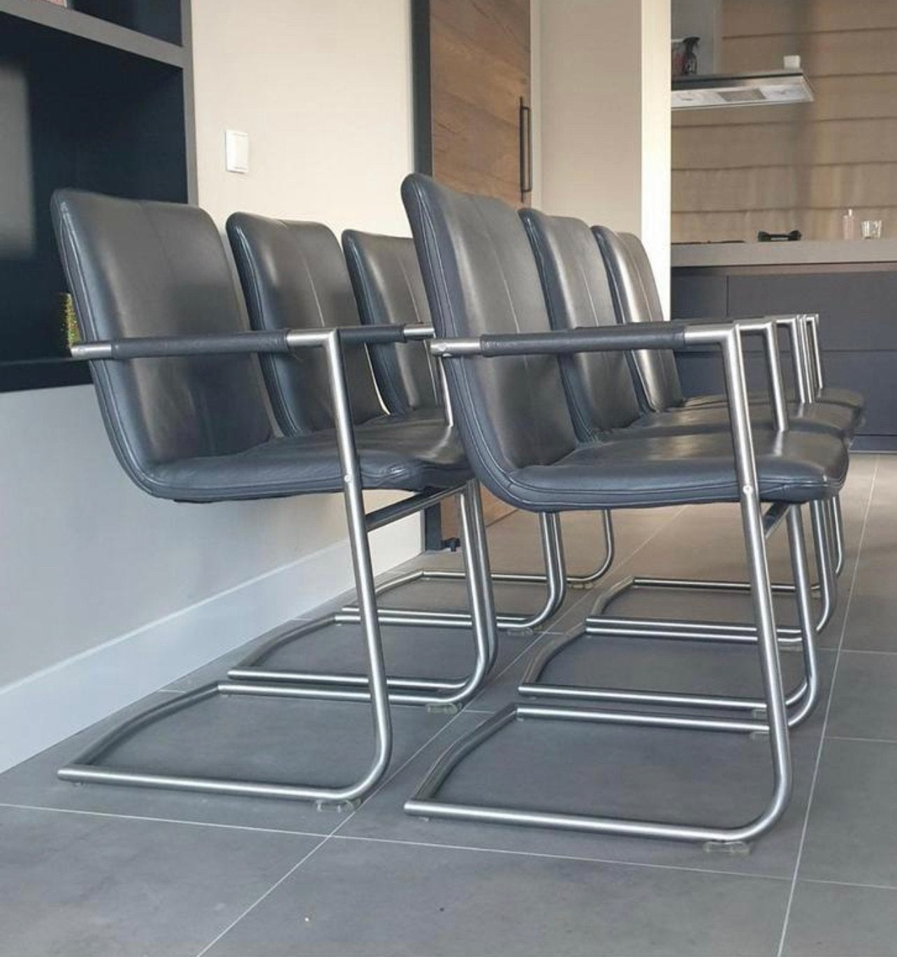 Zes grijs lederen Henders en Hazel design stoelen, Huis en Inrichting, Ophalen, -, -, Henders en Hazel