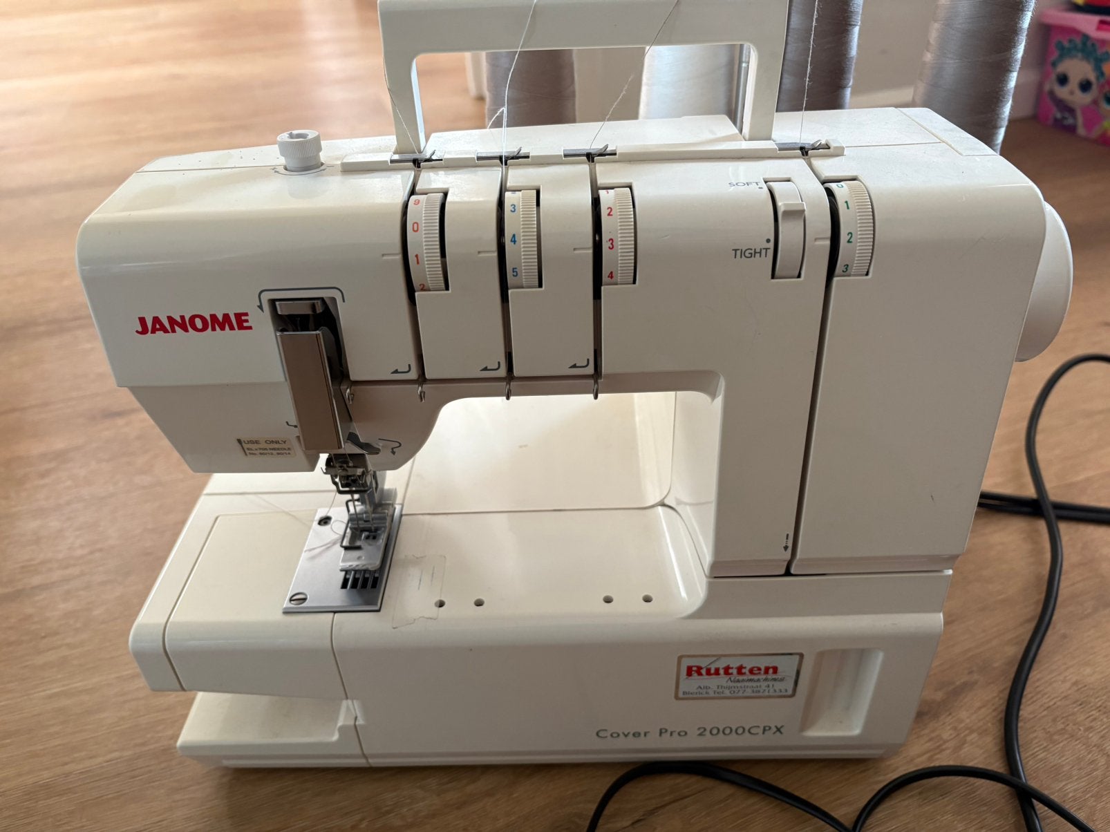 Janome cover pro 2000cpx, Hobby en Vrije tijd, Naaimachines en Toebehoren, Ophalen, Zo goed als nieuw, Lockmachine