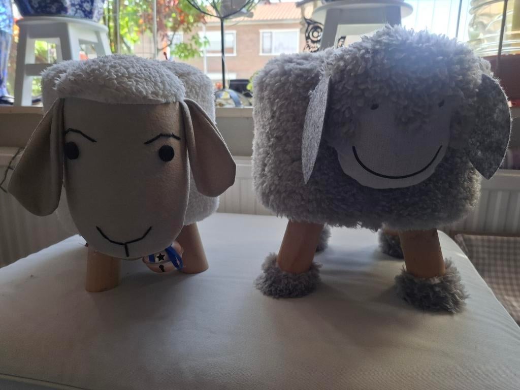 Twee schapen krukjes, Ophalen