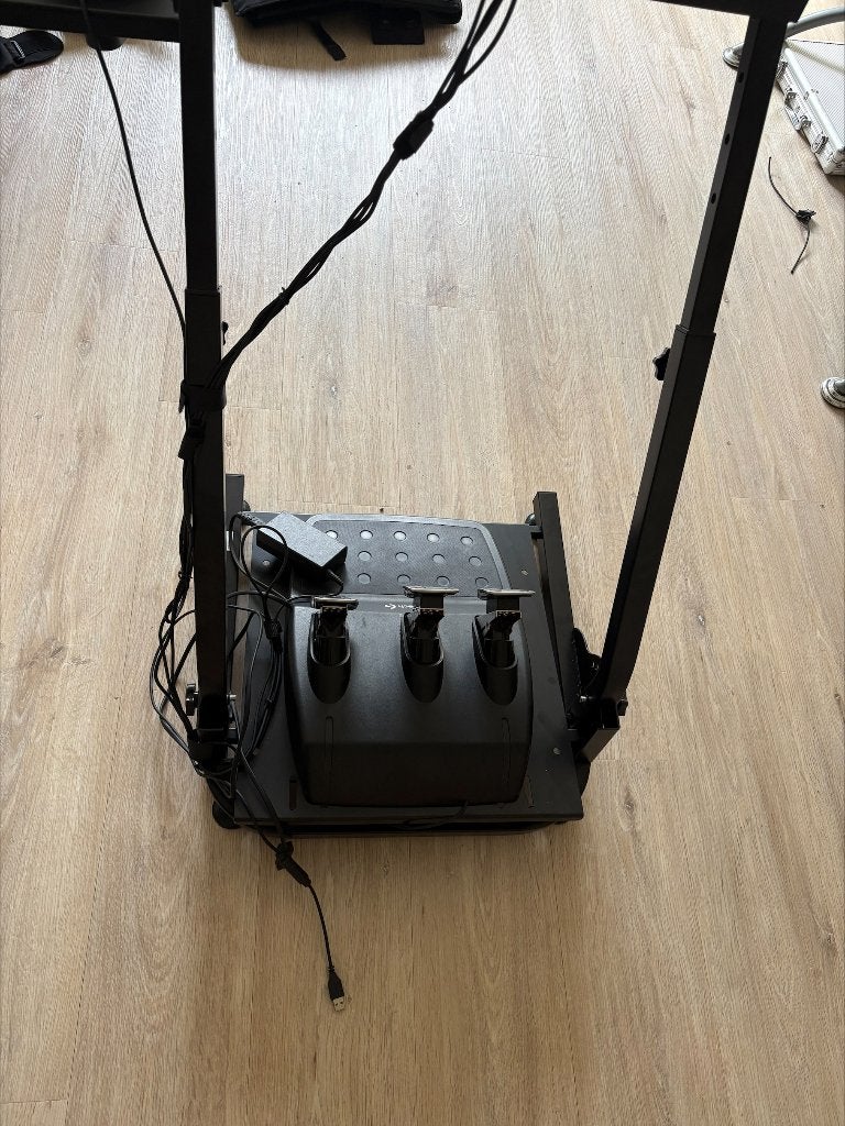 Foto 5 van Logitech G920 Racing Wheel (Xbox/PC) + Shifter + Wheelstand