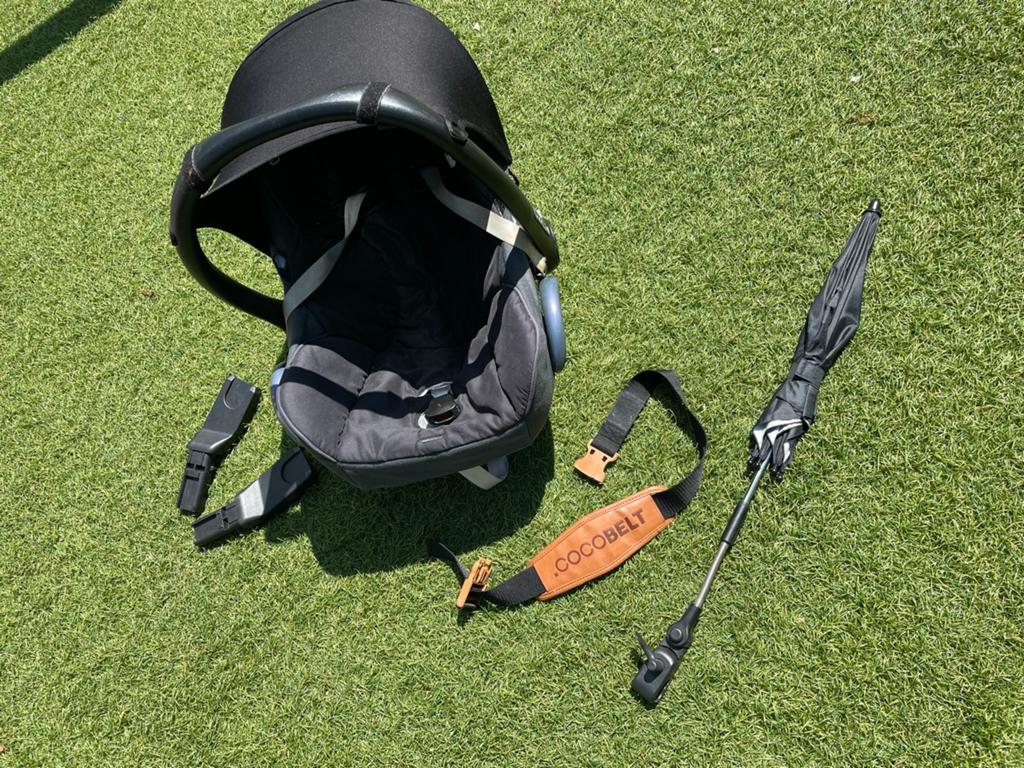 Maxi-Cosi autostoel met adapters, Cocobelt & baby paraplu, Ophalen, Autogordel of Isofix, Gebruikt, 0 t/m 13 kg