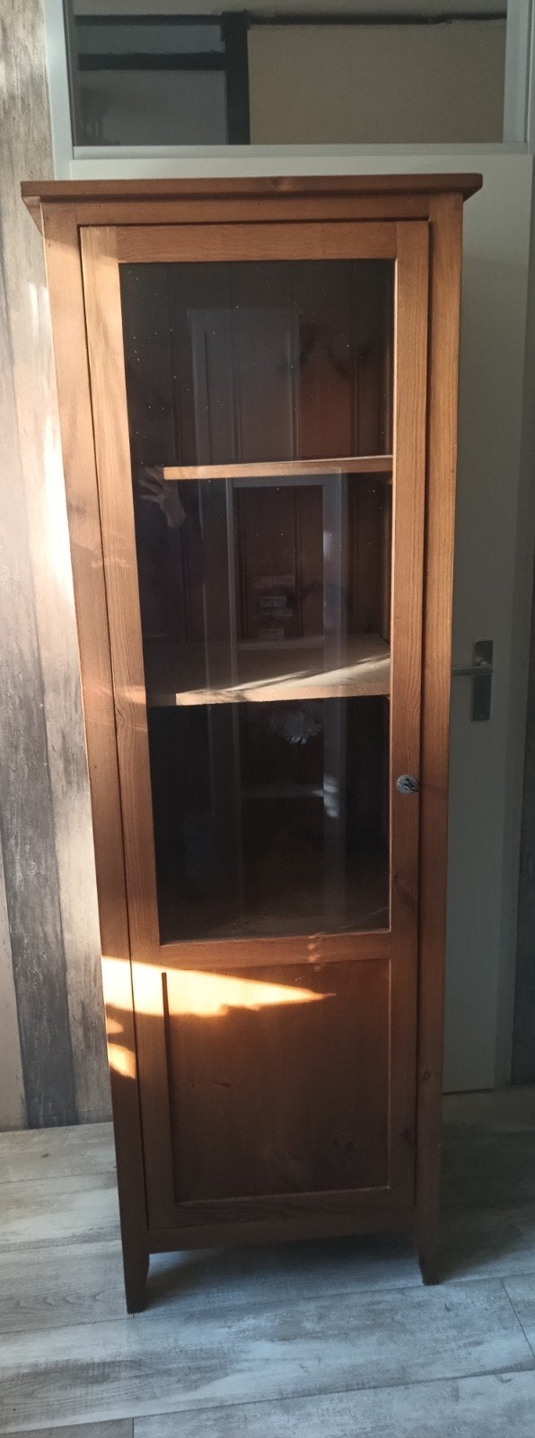 2 Houten vitrinekast met glazen deur en planken, Ophalen, Overige houtsoorten, 50 tot 100 cm, Klassiek, Landelijk