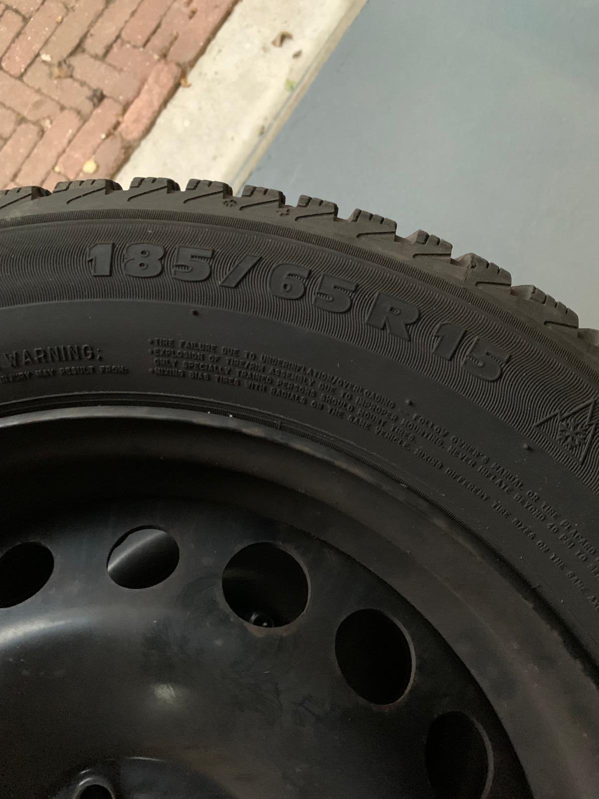 Winterbanden 185/65 R15 op stalen velgen Renault clio 2016, Auto-onderdelen, Ophalen, Gebruikt, 15 inch, Banden en Velgen