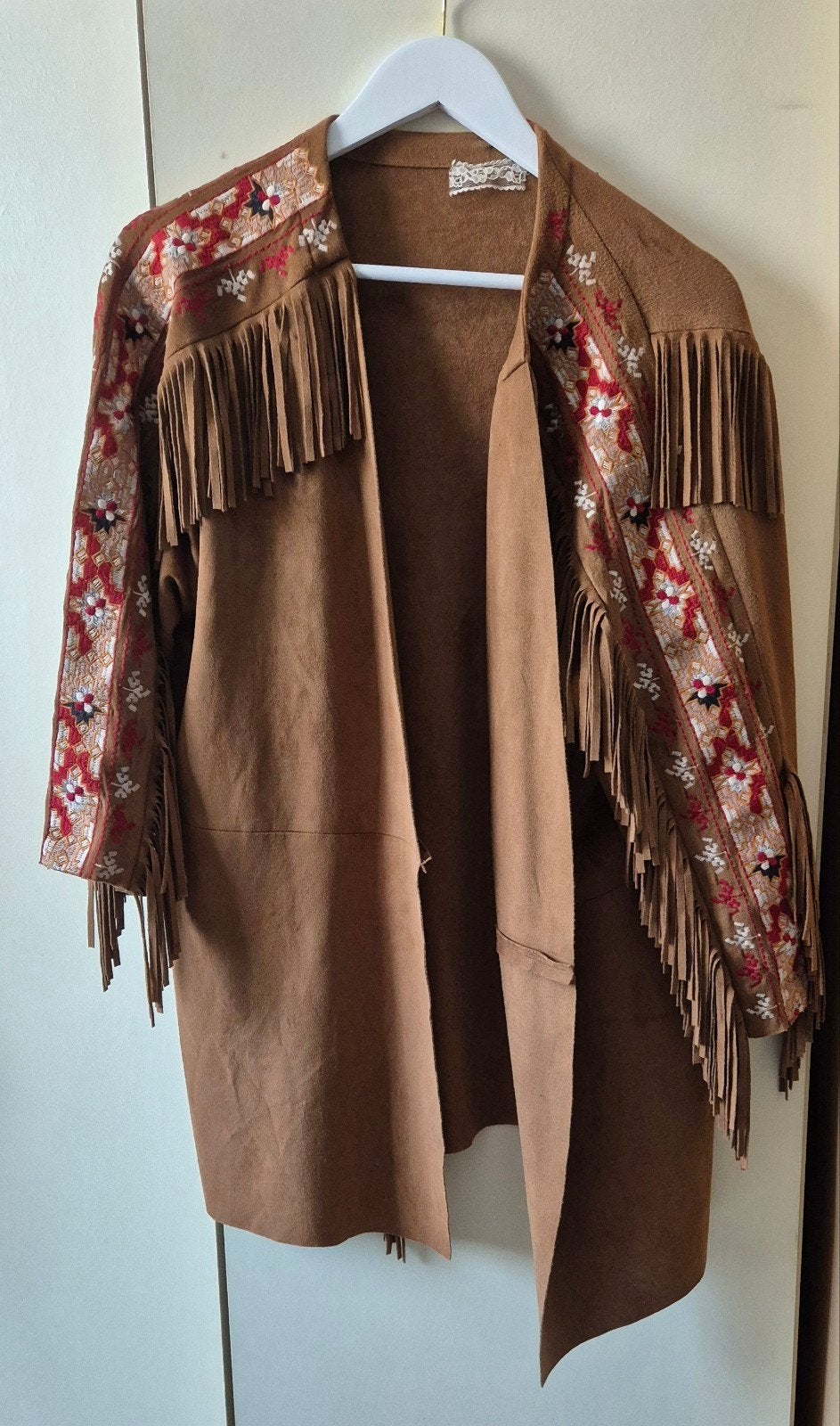 Bruine suède look jas met franjes en borduursels, Maat 38/40 (M), Bruin, Ophalen of Verzenden, Onbekend