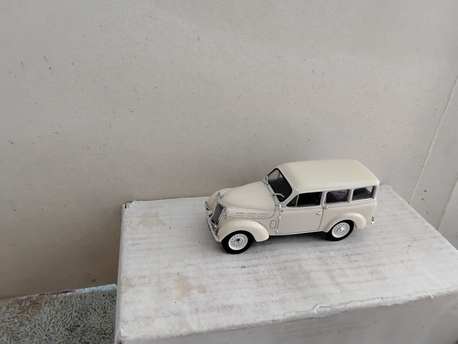 RENAULT  JOUAQUATRE     SCHAAL  1 :43, Ophalen of Verzenden, Zo goed als nieuw, Auto, Overige merken