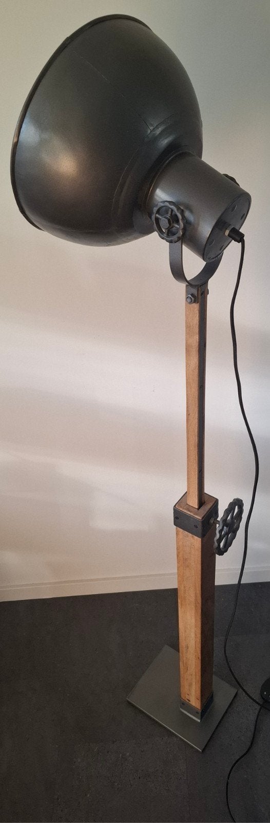 Industriële Staande Lamp - Hout en Metaal, Huis en Inrichting, Zo goed als nieuw, Hout, E27 (groot), Ophalen of Verzenden