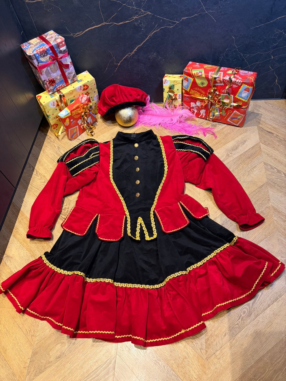 Pietenjurk rood zwart pietenpak maat l sinterklaas luxe, Diversen, Sinterklaas, Ophalen of Verzenden, Zo goed als nieuw