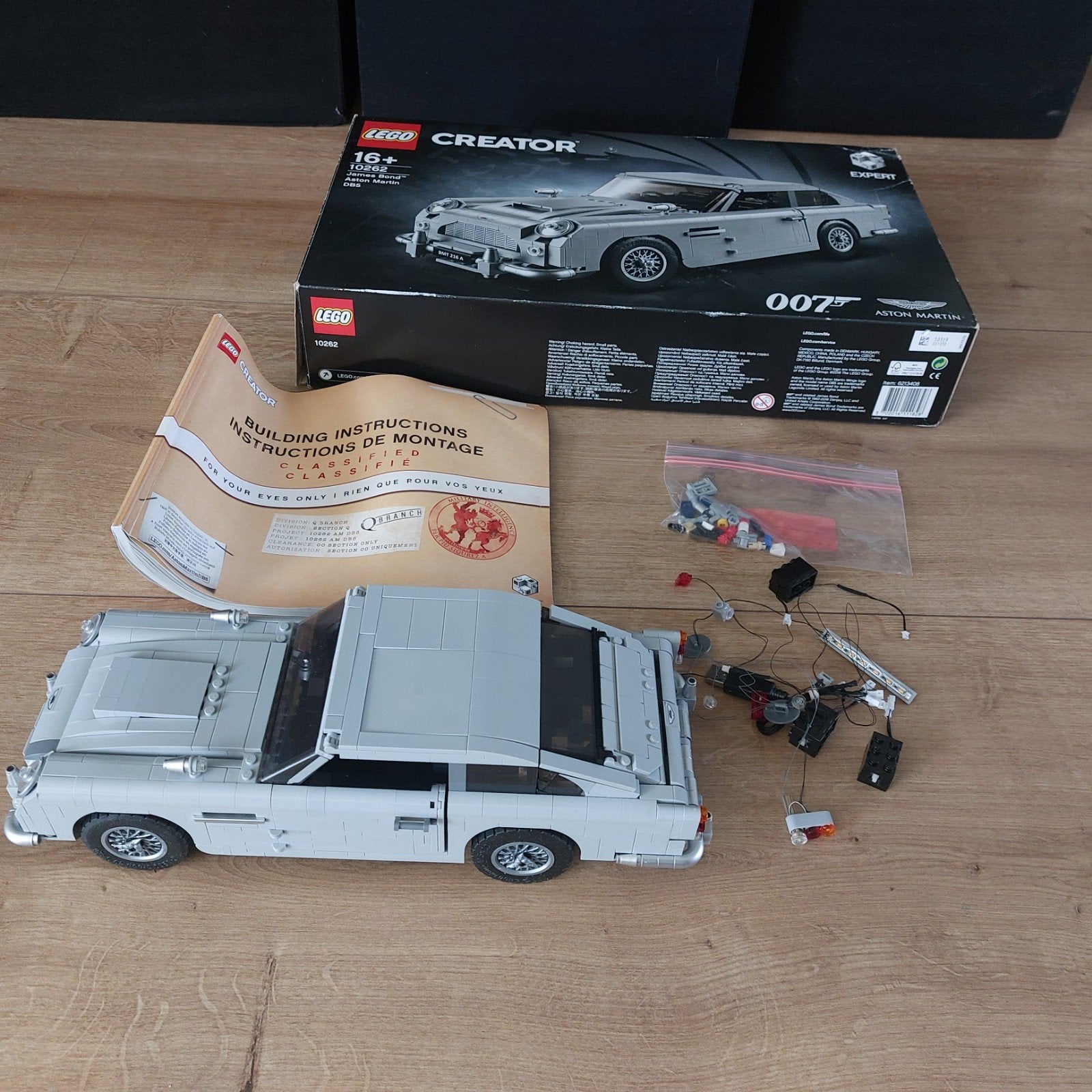 LEGO James Bond Aston Martin DB5 10262 met lightkit, Ophalen of Verzenden, Zo goed als nieuw, Overige merken