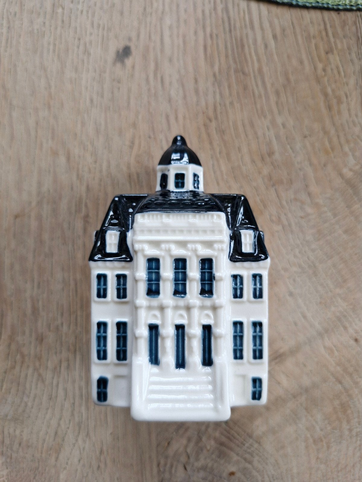 KLM Huisje 100 Paleis huis den bosch (gevuld), Ophalen, Zo goed als nieuw, Porselein, Beeldje(s)
