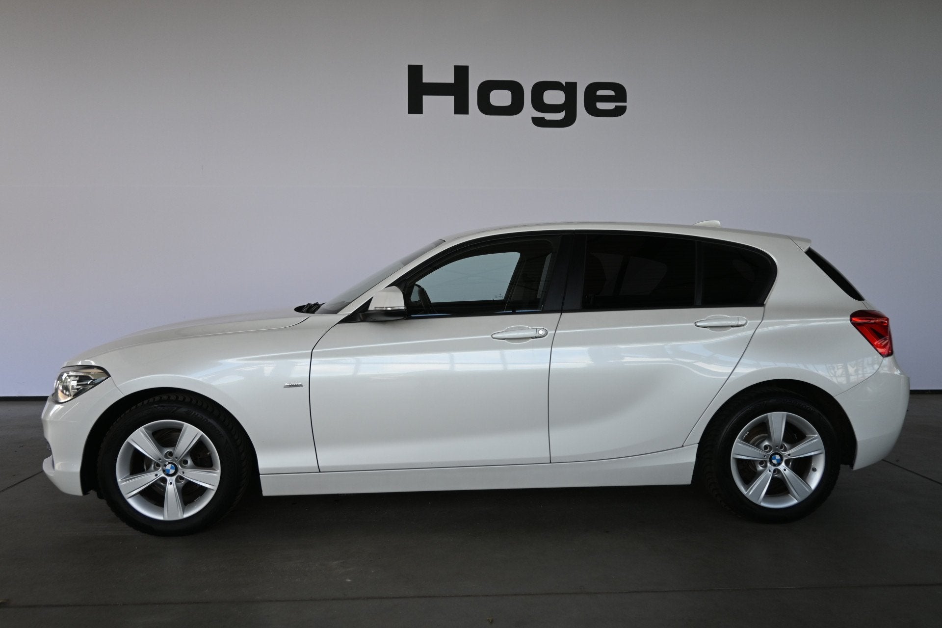 BMW 1-serie 116i Sport Cima Navigatie Pdc Cruise Control LED, Auto's, 1-Serie, Met garantie (alle), Wit, 3 cilinders