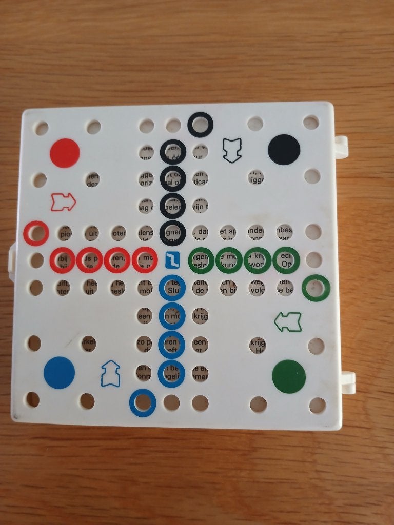Te koop 4 spelen/spelletjes voor thuis en of in de auto., Hobby en Vrije tijd, Gezelschapsspellen | Bordspellen, Ophalen