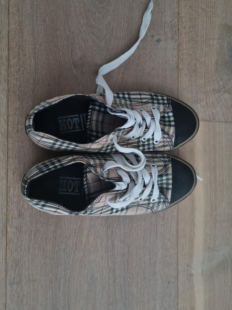 gympen Burbery ruit, zgan, mt 38, Kleding | Dames, Bruin, Ophalen of Verzenden, Sneakers of Gympen, Zo goed als nieuw
