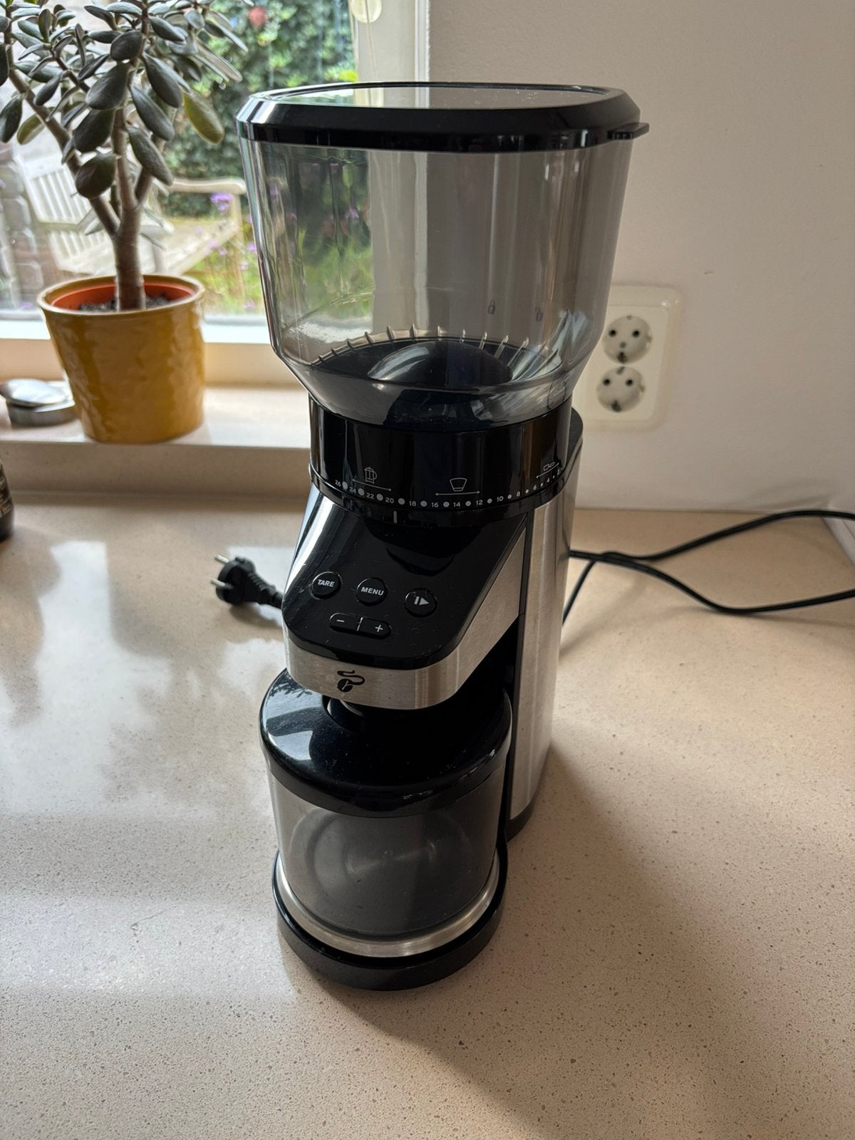 Tchibo Elektrische Koffiemolen met Ingebouwde Weegschaal, Ophalen, Zo goed als nieuw, Koffiemolen