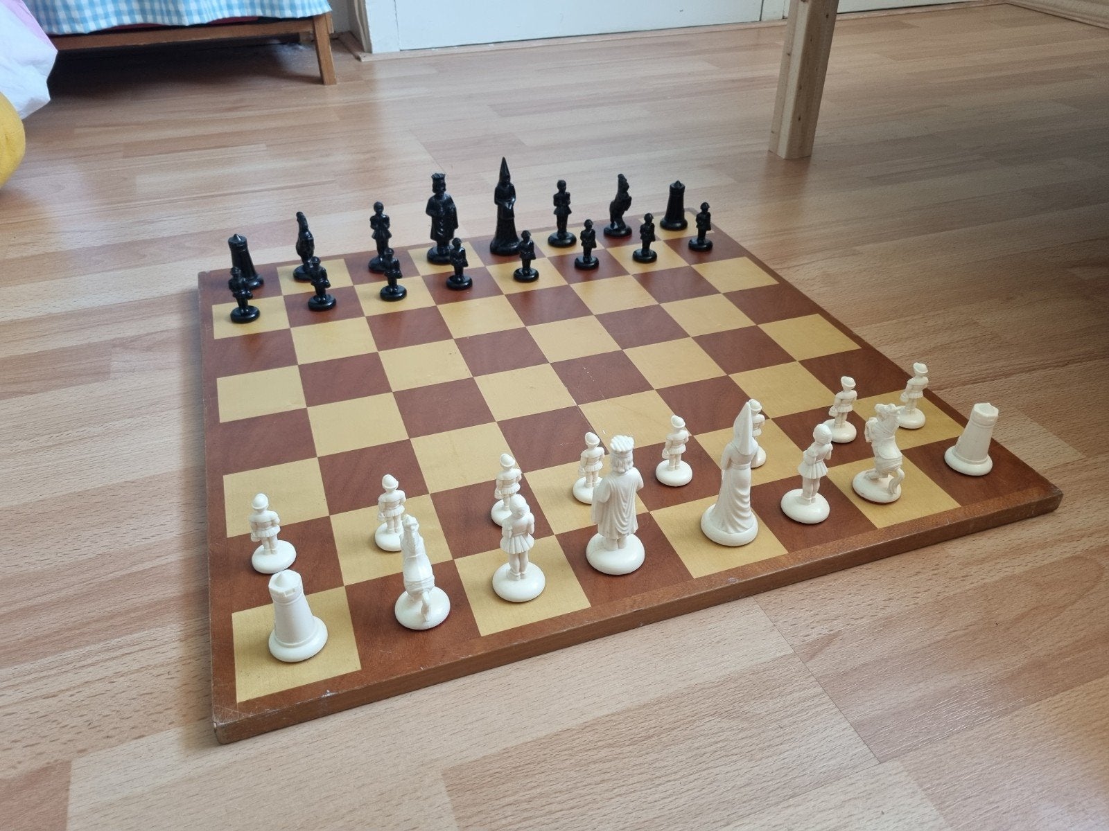 Vintage Schaakset: Groot Houten Bord '70 Plastic Stu, Een of twee spelers, Ophalen of Verzenden, Gebruikt