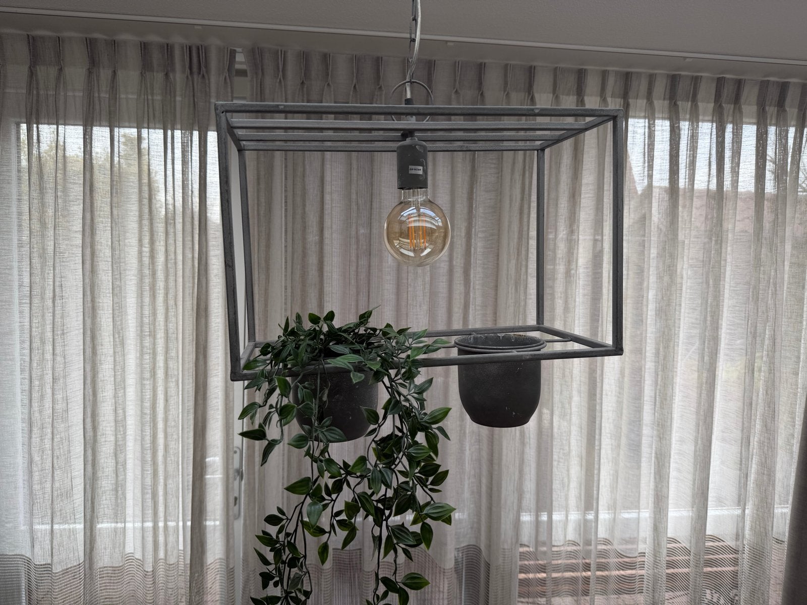Metalen plantenhanger met verlichting - Industrieel design, Ophalen of Verzenden, Zo goed als nieuw, Metaal, Grijs