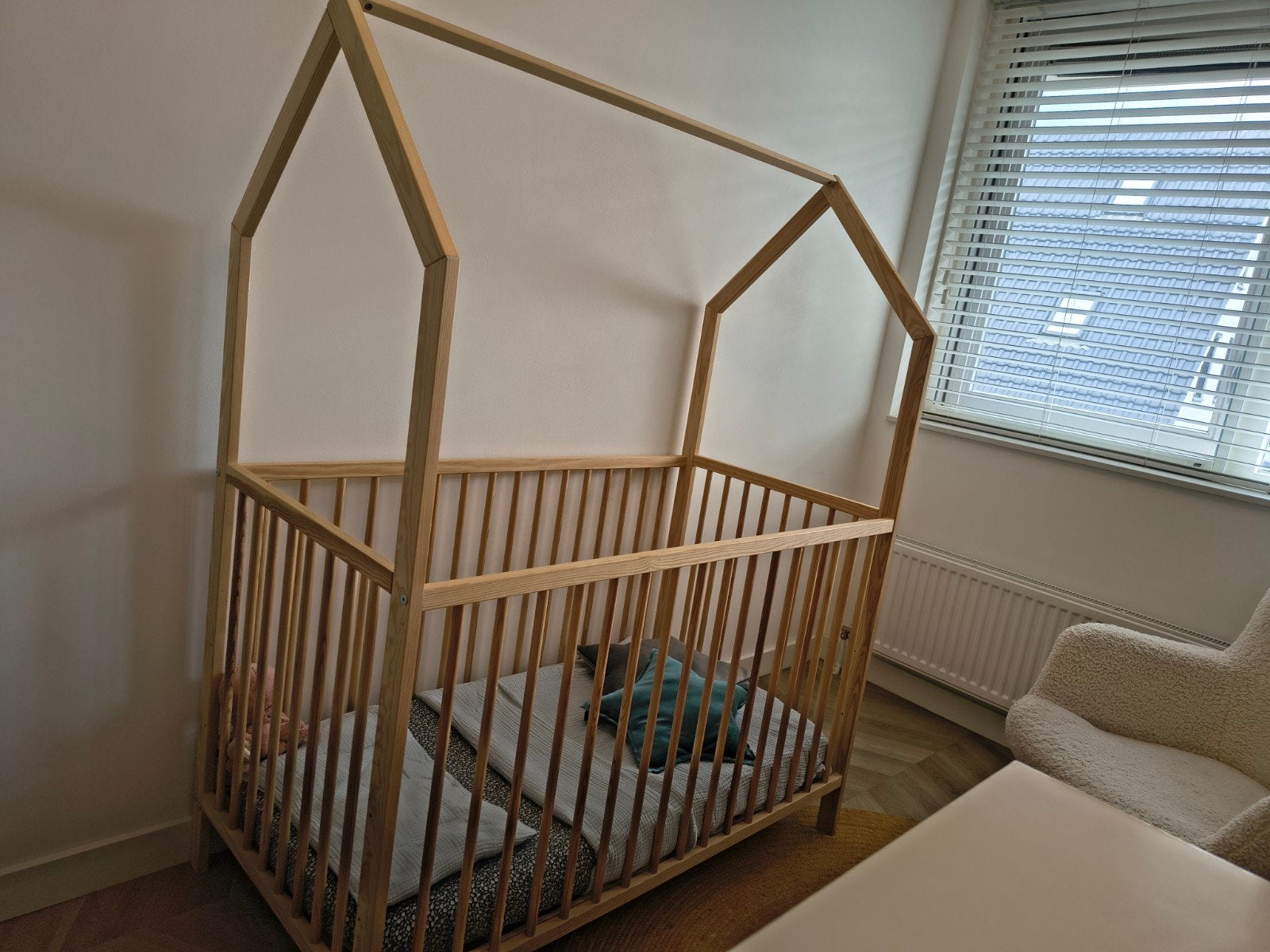 Ledikantje babybedje in de vorm van een huisje, Ophalen, Gebruikt, Ledikant