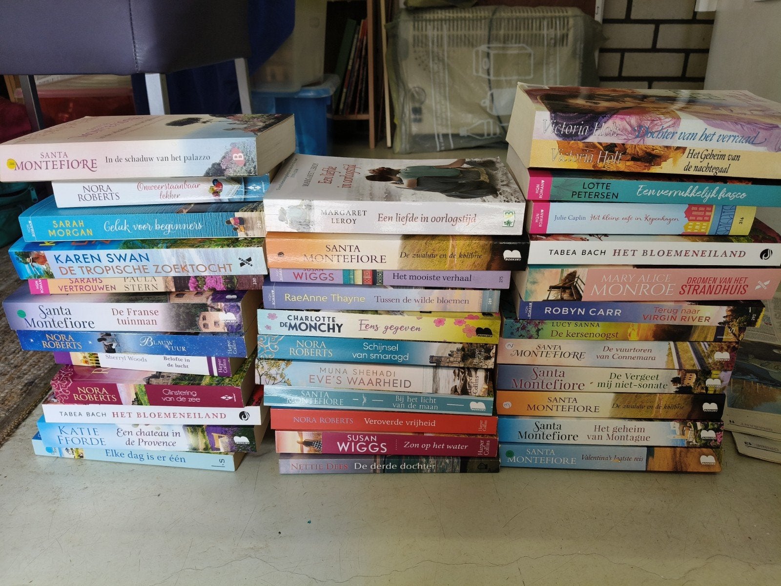 Grote collectie romans, diverse auteurs  alle 36 in 1 koop, Ophalen, Nieuw, Diverse auteurs (o.a. Santa Montefiore, Nora Roberts)