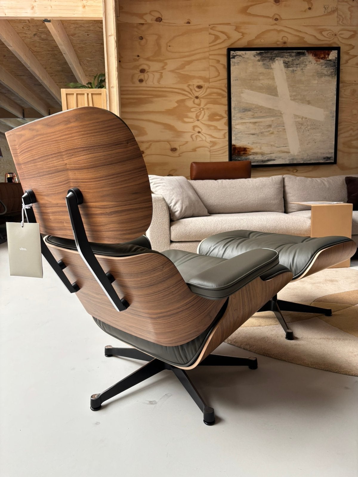 Vitra Eames Lounge Chair + Ottoman walnoot umbra prem leder, Huis en Inrichting, Banken | Voetenbanken en Poefen, Vitra, Info@micheldethouars.nl