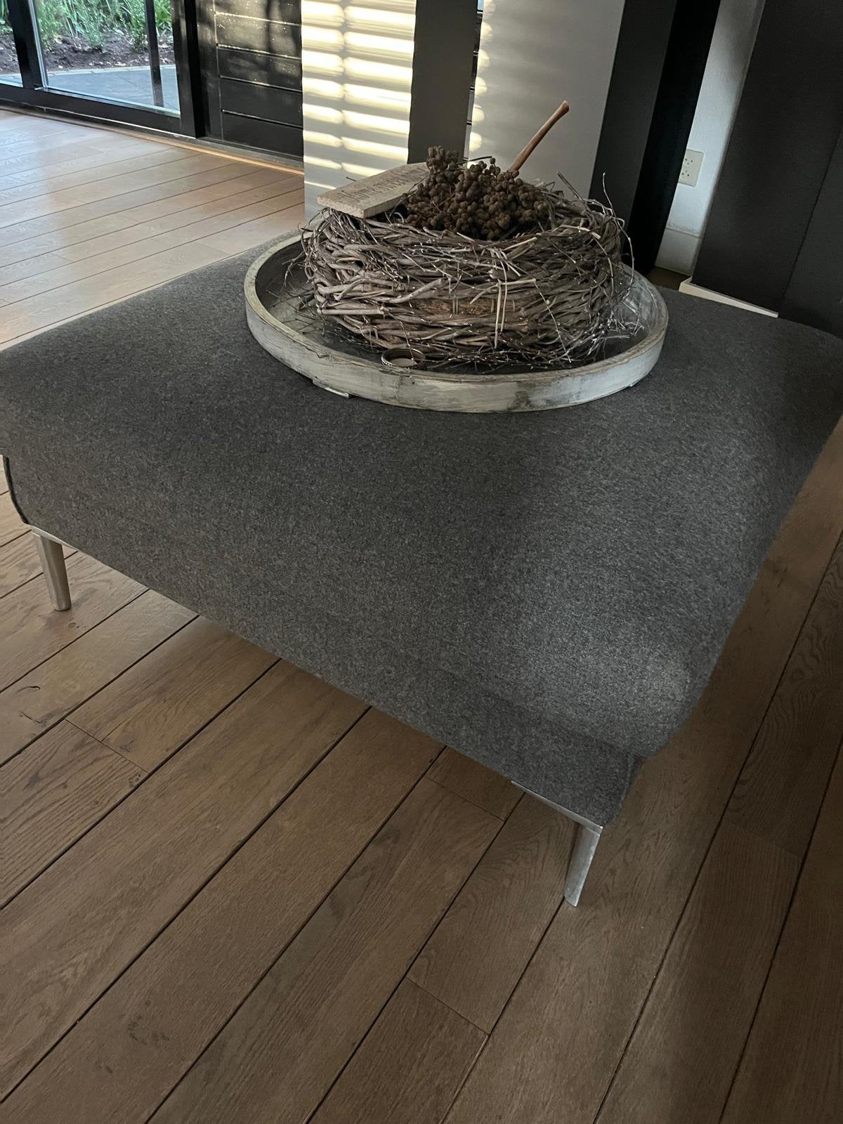 Hoekbank met stoel, hocker, tapijt en witte salon tafel, Huis en Inrichting, Tafels | Salontafels, Ophalen of Verzenden, Zo goed als nieuw