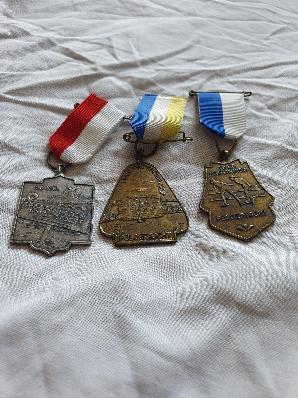 3 verschillende schaats medailles 2 provinciën poldertocht, Ophalen of Verzenden, Overige materialen, Nederland