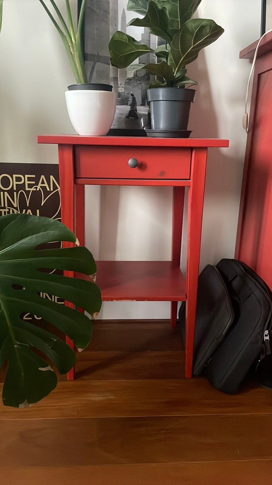 Rood bijzettafeltje met lade en plank, Ophalen, Minder dan 55 cm, Gebruikt, 60 cm of meer