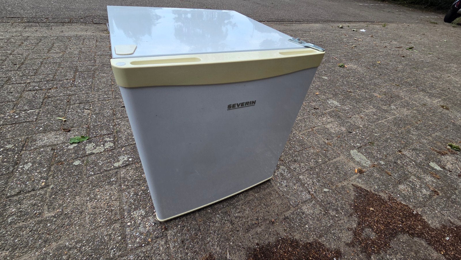 SEVERIN KS 9827 Mini-koelkast 43L met vriesvak, Witgoed en Apparatuur, Koelkasten en IJskasten, Ophalen, Gebruikt, Minder dan 75 liter