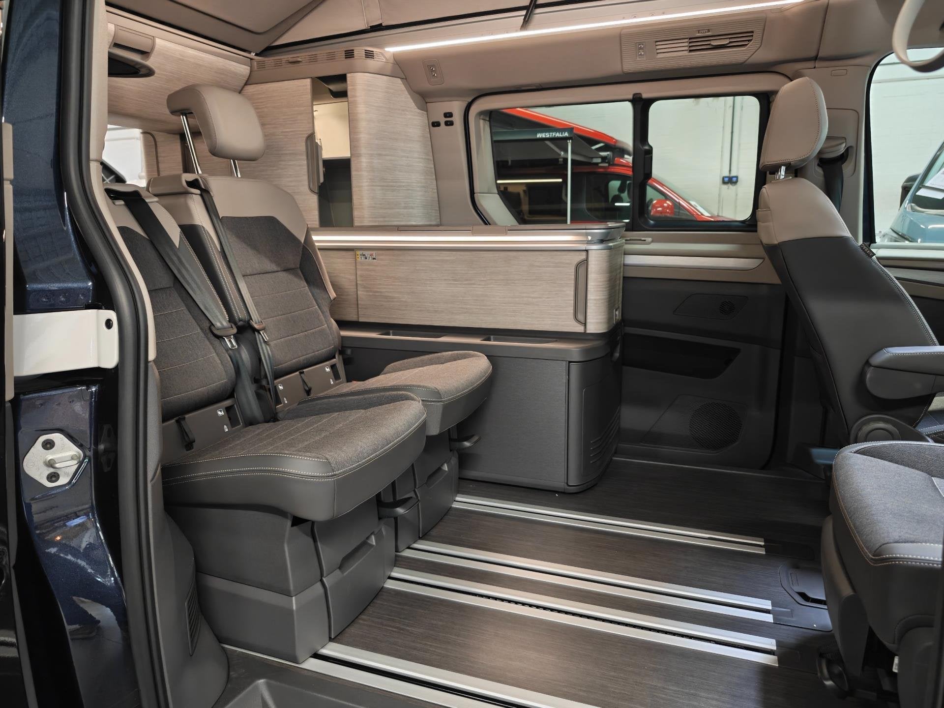 Volkswagen California Ocean 1.5 eHybrid DSG 4MOTION 245pk, Caravans en Kamperen, Automaat, Energiestraat 6A
1411AT  Naarden, NL