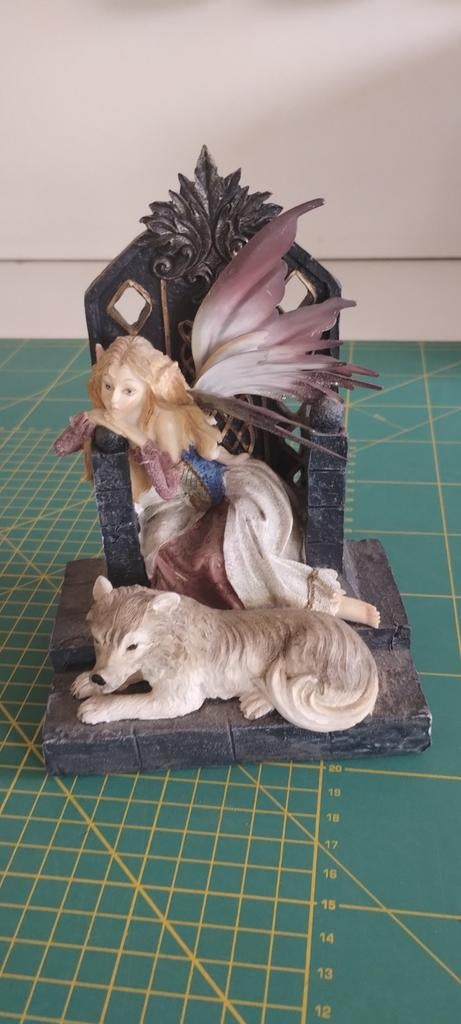 Fairy met metalen vleugels en wolf, Ophalen