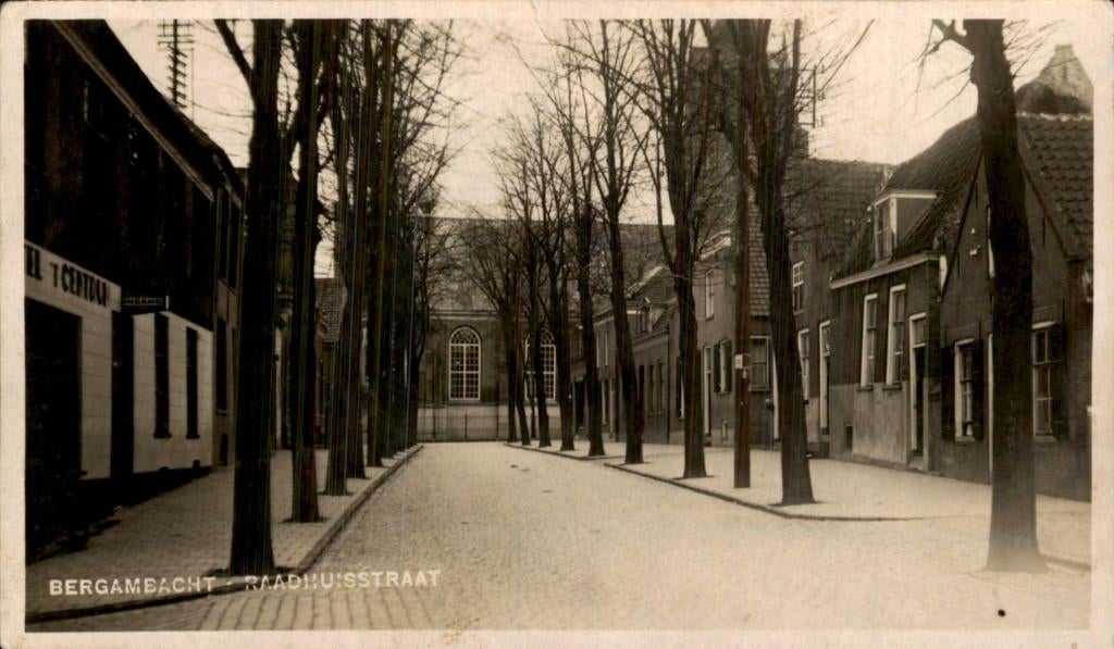 Bergambacht - Raadhuisstraat - Fotokaart - Bromografia, Verzamelen, Ansichtkaarten | Nederland, Ophalen of Verzenden, 1920 tot 1940