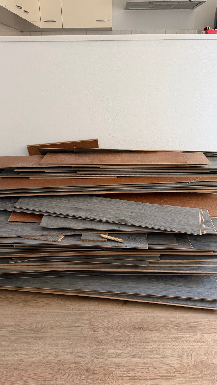 Gratis af te halen: Grijs laminaat (25-30 m2), Ophalen, Gebruikt, 50 tot 150 cm, 10 m² of meer