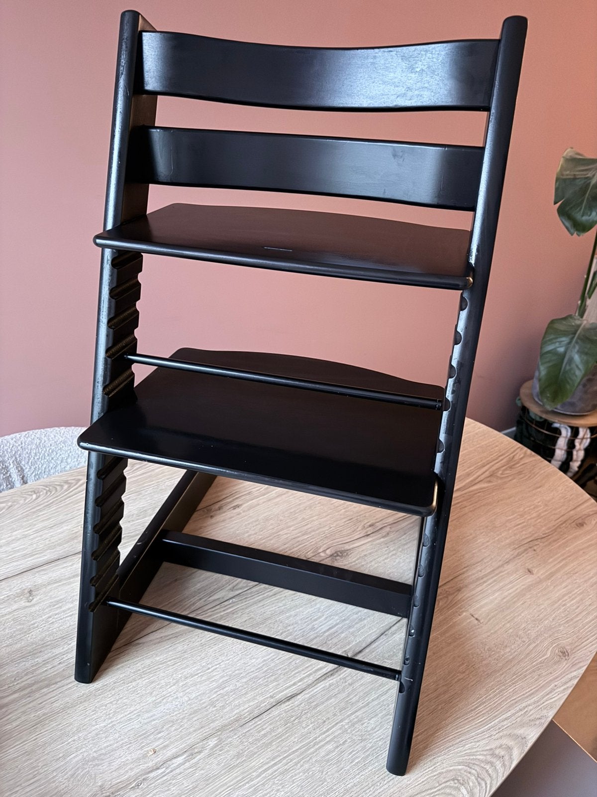 IZGS Stokke Tripp Trapp Zwart uit 2021 Nieuw model Black, Kinderen en Baby's, Kinderstoelen, Ophalen, Zo goed als nieuw, Meegroeistoel